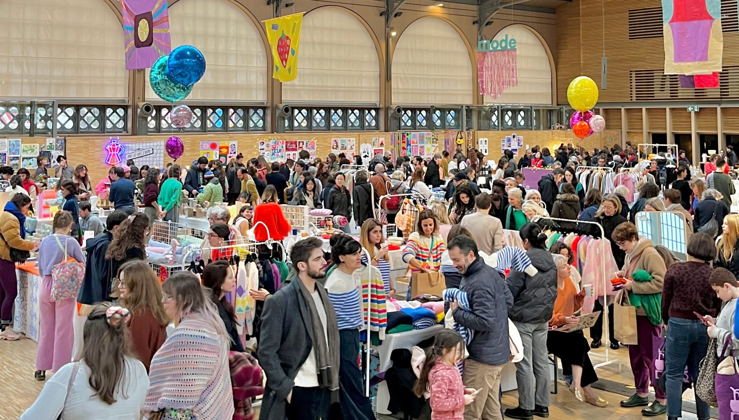 Stands de créateurs et visiteurs sous la verrière du Carreau du Temple — © Klin d’œil