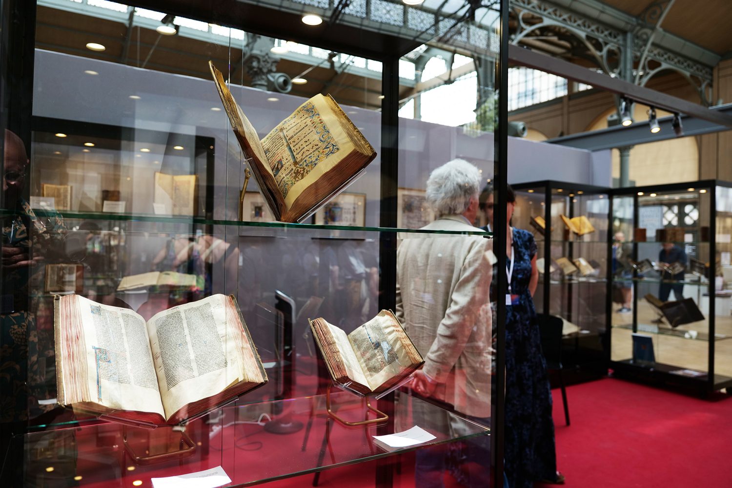 Livres anciens exposés en vitrines au Salon du livre rare, édition 2025 — © Christophe Labarde